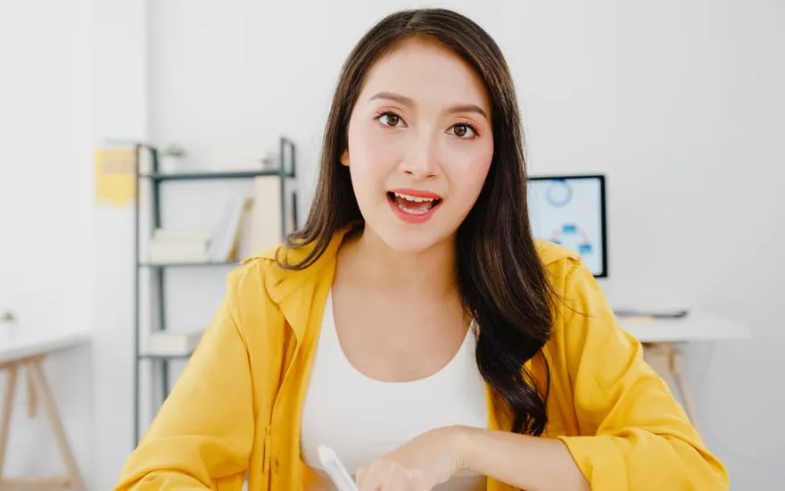 TRẦN HÀ trong một cuộc họp ConferX